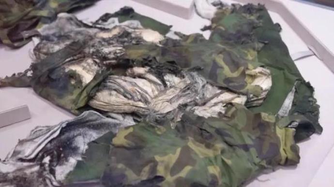 杜富国被炸烂的防护服展出，一起致敬英雄