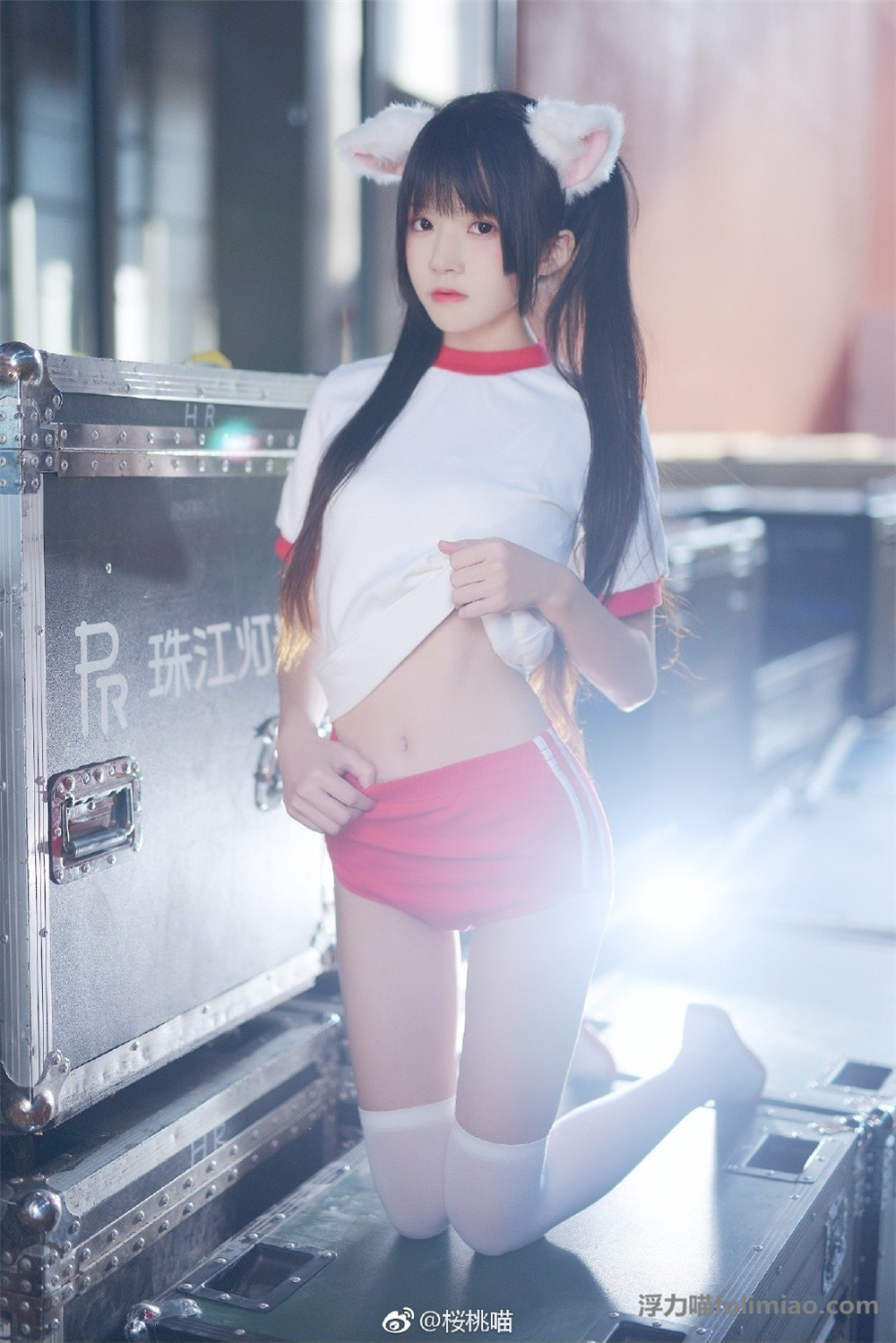 萌萌哒体操服红色热裤小美女 的第7张图片