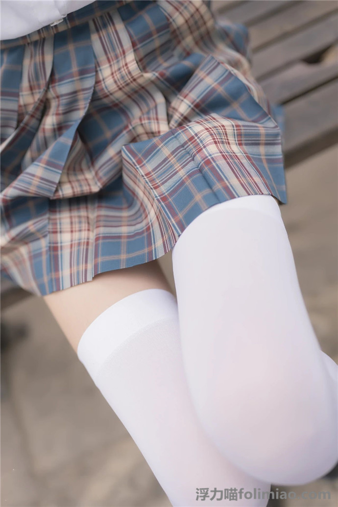 白丝美女萝莉的白色丝袜的诱惑，爱腿无法自拔[37P] 的第3张图片