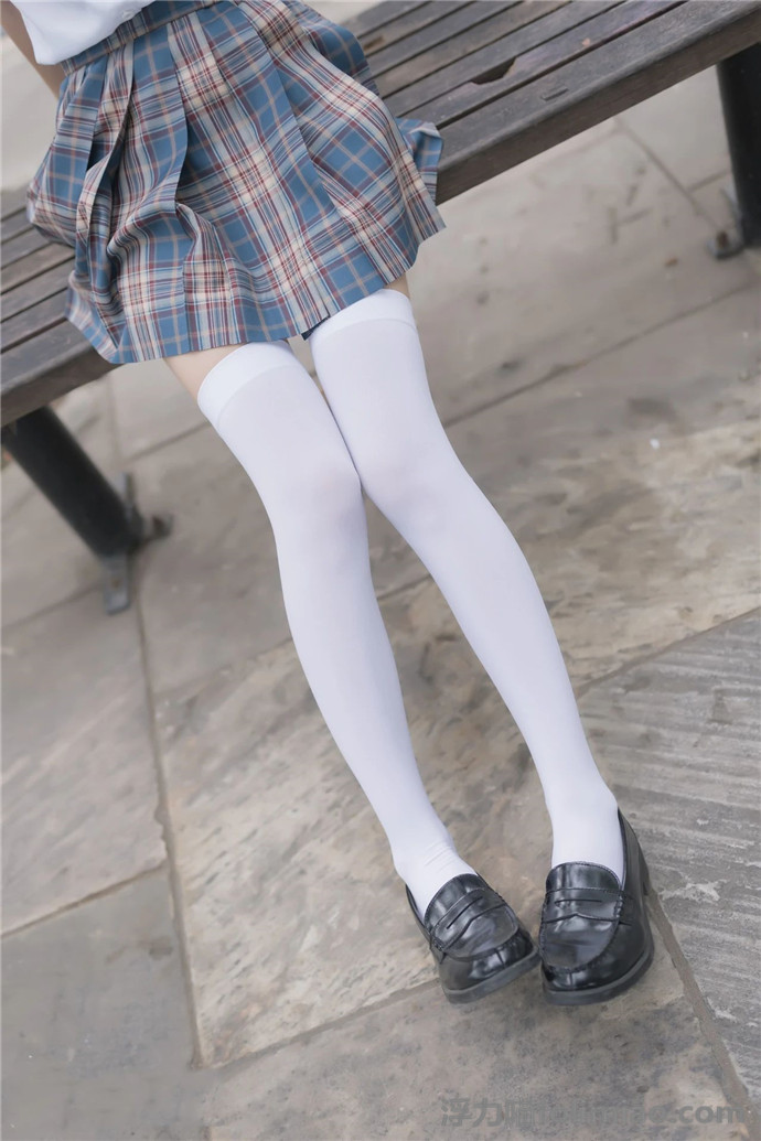 白丝美女萝莉的白色丝袜的诱惑，爱腿无法自拔[37P] 的第4张图片