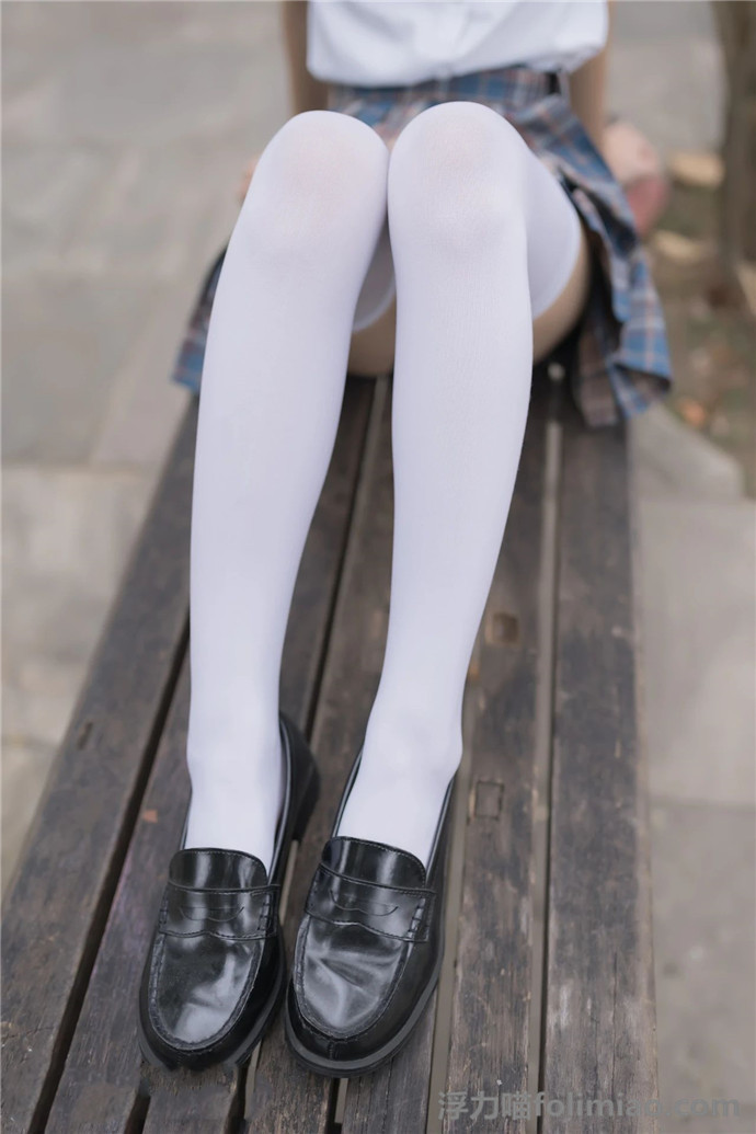 白丝美女萝莉的白色丝袜的诱惑，爱腿无法自拔[37P] 的第7张图片