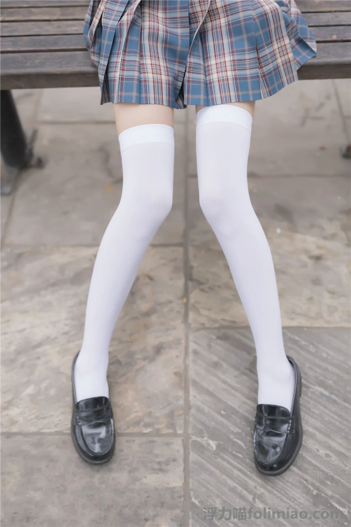 白丝美女萝莉的白色丝袜的诱惑，爱腿无法自拔[37P] 的第11张图片