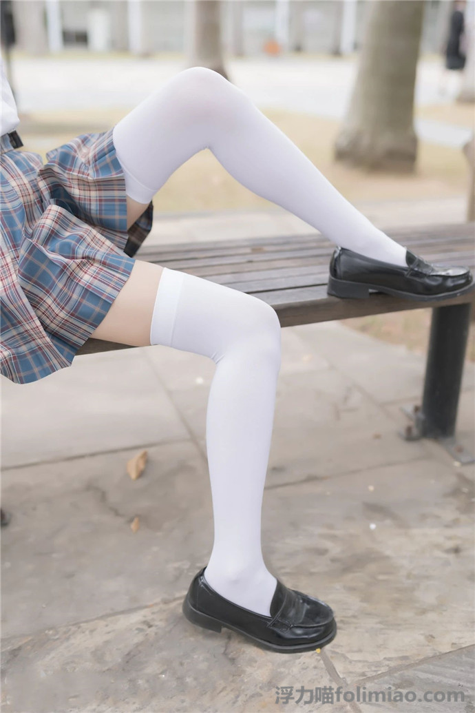 白丝美女萝莉的白色丝袜的诱惑，爱腿无法自拔[37P] 的第24张图片