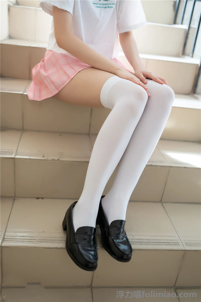 日本萌妹子的粉色小裙子+白色丝袜，宅男丝袜控的最爱
