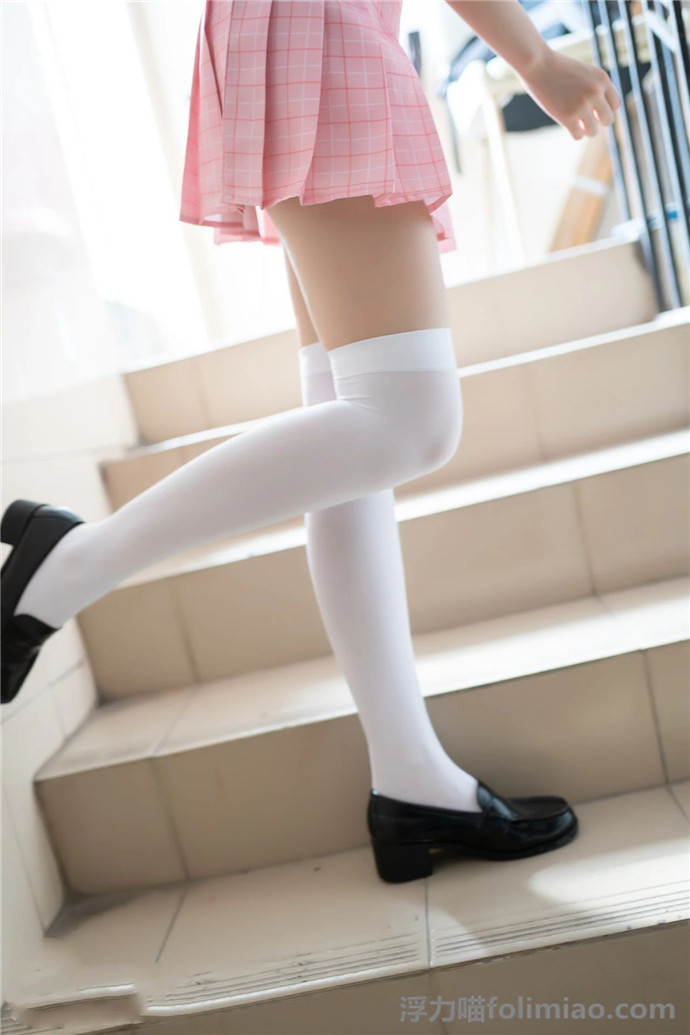 日本萌妹子的粉色小裙子+白色丝袜，宅男丝袜控的最爱