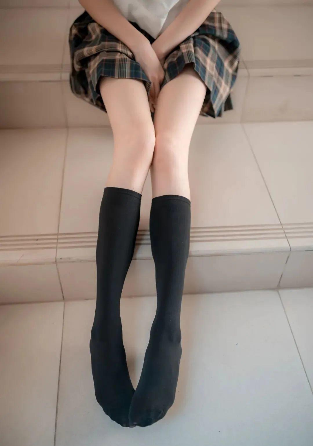 黑色丝袜超级美腿制服美少女来啦 的第9张图片