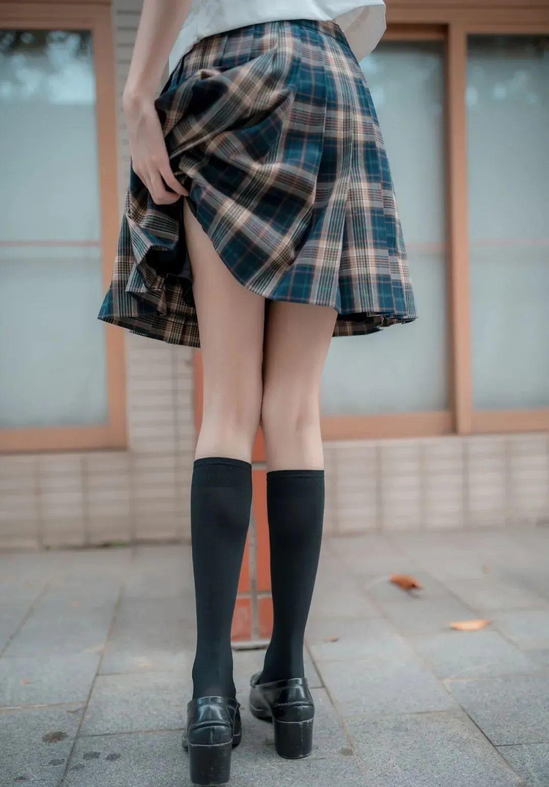 黑色丝袜超级美腿制服美少女来啦 的第6张图片
