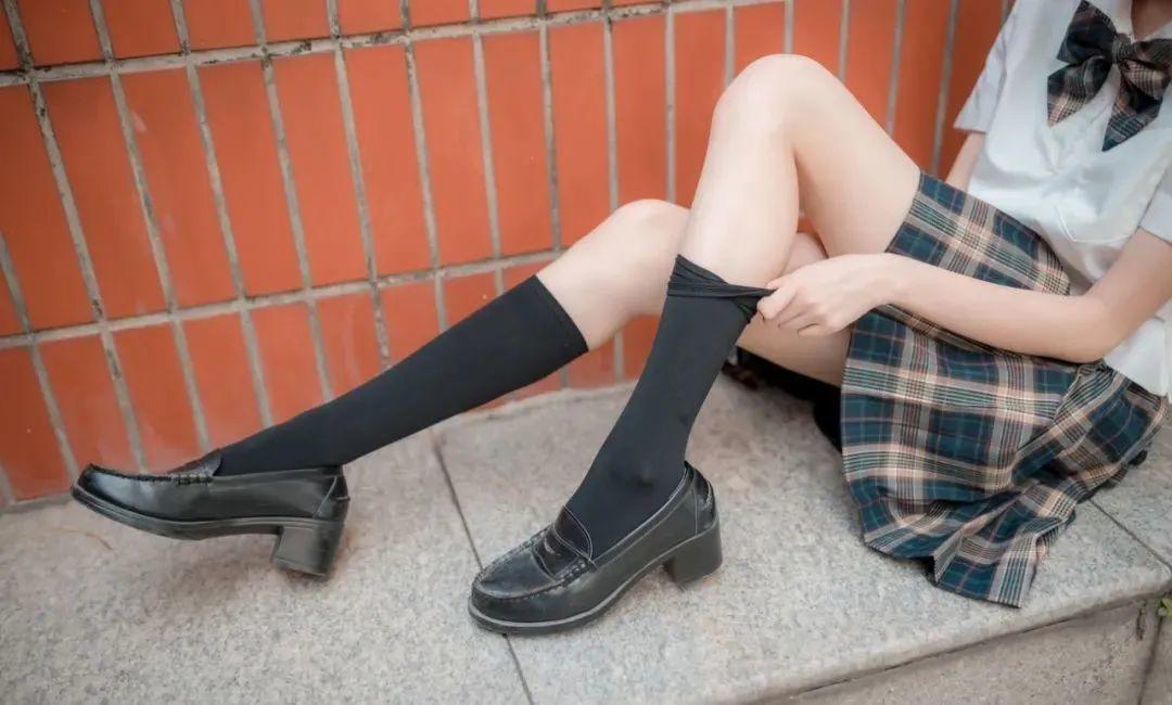 黑色丝袜超级美腿制服美少女来啦 的第11张图片