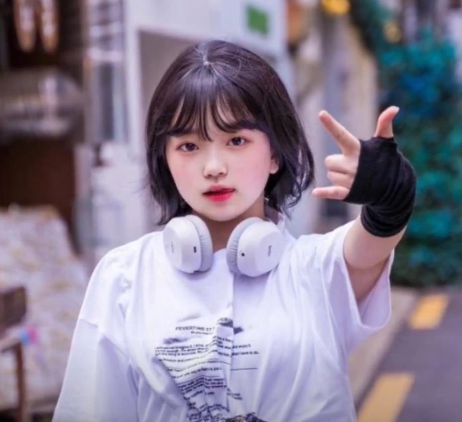 韩国21岁女演员因太童颜演小学生，这气质简直绝了的图片
